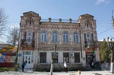 Одно из немногих старинных зданий Одно из немногих старинных зданий