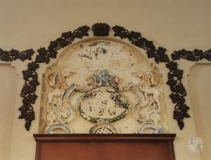 Единороги и дата реставрации - 1754 г. Барельеф сохранили без изменений Единороги и дата реставрации - 1754 г. Барельеф сохранили без изменений