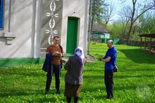 Служба закончилась, и мы смогли пообщаться с местными бабушками Служба закончилась, и мы смогли пообщаться с местными бабушками