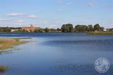 Огромная мельница на реке Огромная мельница на реке