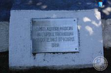 На другом конце города вторая могила. За городом есть еще и третья На другом конце города вторая могила. За городом есть еще и третья
