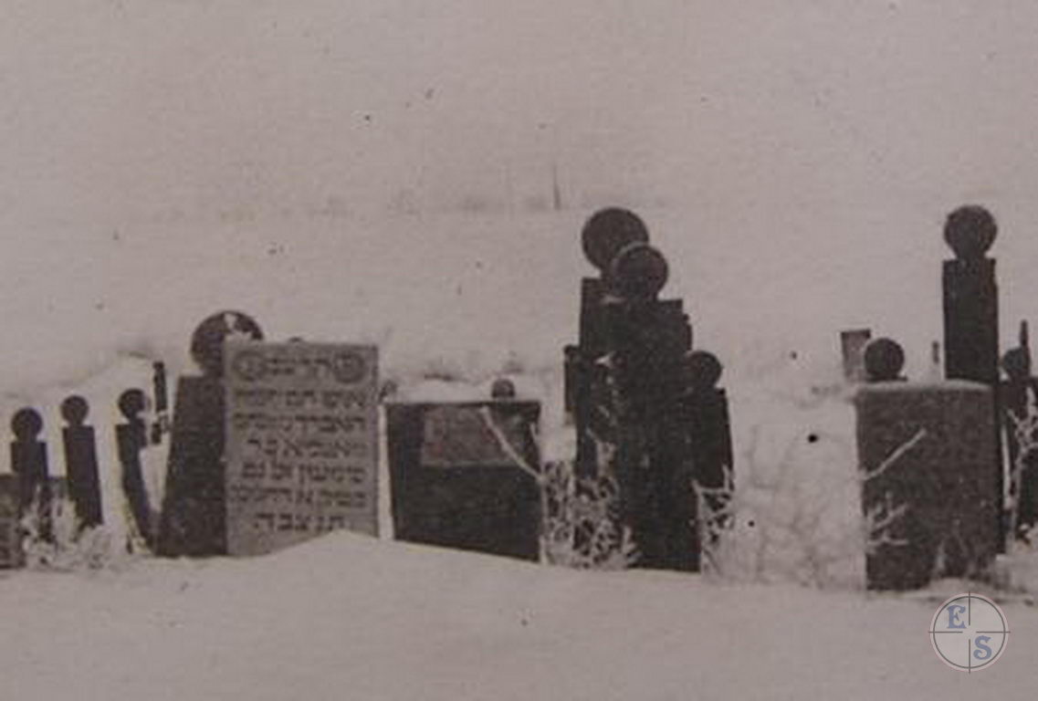Jewish cemetery with wooden tombstones in Belz, 1918 Jewish cemetery with wooden tombstones in Belz, 1918
