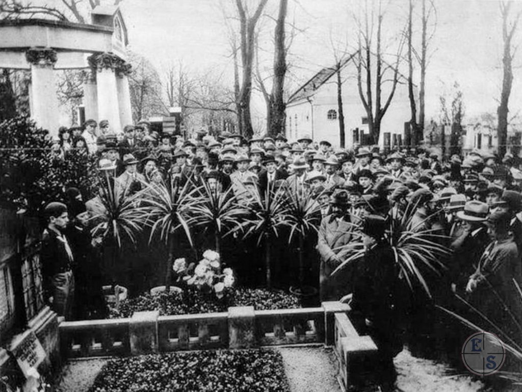 Похороны на Новом кладбище. На задем плане - Новокладбищенская синагога Похороны на Новом кладбище. На задем плане - Новокладбищенская синагога