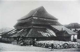 Children in front of the synagogue