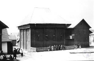 Khodoriv Jews pose near the synagogue building