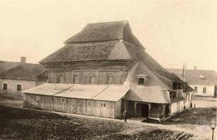 Synagogue before rebuilt. It was covered by a wood shingle and surrounded by wooden extensions