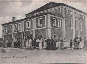 The synagogue was built in 1795-1800. Nearby was a wooden beit-midrash. Buildings were destroyed during World War II