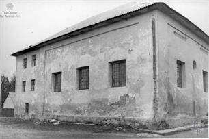 In Nemyriv, the buildings of 3 synagogues have been preserved. This is the Main synagogue, 1993 In Nemyriv, the buildings of 3 synagogues have been preserved. This is the Main synagogue, 1993