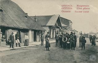 Jews on the Głowna (Main) street in Otyniya, 1906 Jews on the Głowna (Main) street in Otyniya, 1906