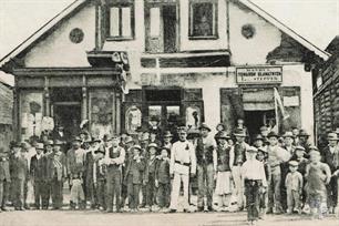Jews on the Głowna (Main) street in Otyniya, 1910 Jews on the Głowna (Main) street in Otyniya, 1910