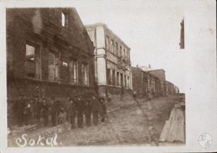 Jewish children on the destroyed street in Sokal, 1917-1918