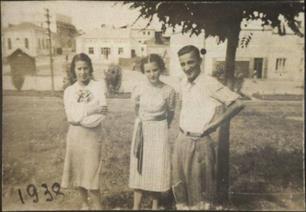 In the background, both synagogues are visible on the left: the new one is closer, the old is behind her. 1938