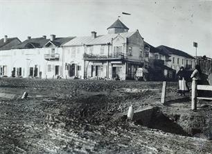 Market in Tartakiv, 1915. The Town Hall is visible on background
