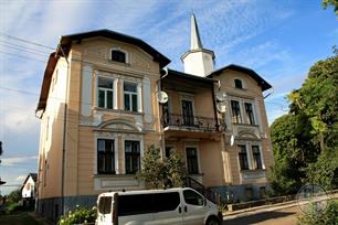 There are some pretty houses There are some pretty houses
