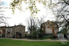 2 Jewish houses are visible to the left of the synagogue