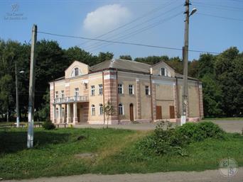 The synagogue was probably built in the 17th - 18th centuries, in the late 19th - early 20th centuries, rebuilt. In Soviet times, it was used as the House of Culture (People's House), st. Shevchenko. Photo of 2009