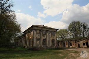 Pototsky adapted the former castle to residence