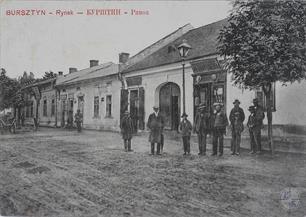 Jews on the Rynok square, postcard of 1911. On the background the shop of the Jew A.Linber is visible Jews on the Rynok square, postcard of 1911. On the background the shop of the Jew A.Linber is visible