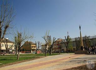 Площадь сохранила первоначальную планировку и несколько старых домов Площадь сохранила первоначальную планировку и несколько старых домов