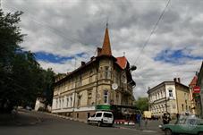 Но в городе сохранилось достаточно симпатичных старинных вилл Но в городе сохранилось достаточно симпатичных старинных вилл