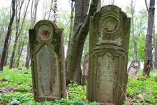 Interestingly, the Matsevot are the same, but the star of David is depicted on the men's... Interestingly, the Matsevot are the same, but the star of David is depicted on the men's...