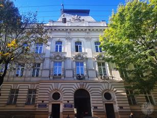 В здании по Огиенко, 5 в 1912-13 гг. располагалась дирекция австрийской железной дороги В здании по Огиенко, 5 в 1912-13 гг. располагалась дирекция австрийской железной дороги
