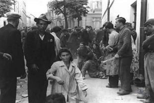 Фото, сделанное во время погрома в 1941 под зданием тюрьмы (она справа) Фото, сделанное во время погрома в 1941 под зданием тюрьмы (она справа)
