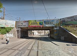 Под этим мостом был вход в гетто, устроенный после сокращения его площади Под этим мостом был вход в гетто, устроенный после сокращения его площади