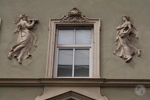 Музыканты на доме по Коперника, 16 говорят о том, что жил здесь львовский органмистр Музыканты на доме по Коперника, 16 говорят о том, что жил здесь львовский органмистр