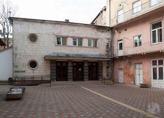 Здание театра во дворе дома №11. Фото modernism.lviv Здание театра во дворе дома №11. Фото modernism.lviv