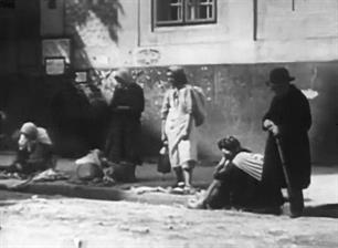 Родственники умерших сидят шиву возле Старокладбищенской синагоги Родственники умерших сидят шиву возле Старокладбищенской синагоги