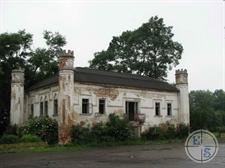 Ратуша с готическими башенками сейчас тоже выглядит грустно... Ратуша с готическими башенками сейчас тоже выглядит грустно...
