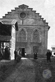 Synagogue in Rozhnyativ. In front of her on the left - Kloyz of the Zhydachiv Hasidim Synagogue in Rozhnyativ. In front of her on the left - Kloyz of the Zhydachiv Hasidim