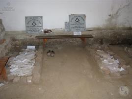 Here buried r. Yitzhak Aizik, r. Aleksander, r. Eli and r. Menachem Mendl