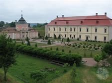 On the territory of the castle are two neo-Renaissance palaces - a two-story and unique Chinese On the territory of the castle are two neo-Renaissance palaces - a two-story and unique Chinese