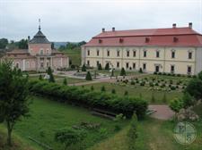 On the territory of the castle are two neo-Renaissance palaces - a two-story and unique Chinese