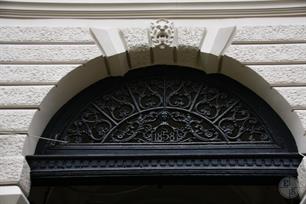 Решетка на воротах доходного дома страхового общества "Россия", Дерибасовская 10 Решетка на воротах доходного дома страхового общества "Россия", Дерибасовская 10