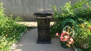 Памятник Лейбу Квитко во дворе местной школы