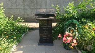 Памятник Лейбу Квитко во дворе местной школы Памятник Лейбу Квитко во дворе местной школы