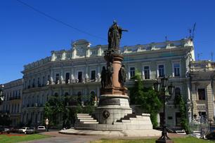 В 2007 памятник восстановили. Екатерину, правда, пришлось лепить заново, а вот четверка внизу - оригинальная