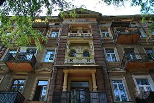Под фронтоном - имя первого владельца Под фронтоном - имя первого владельца