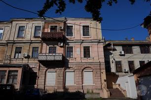 Дом Дунина, в котором жил Мечников. На 2 этаже видна мемориальная доска. Фото ЯдвигаВереск, Википедия Дом Дунина, в котором жил Мечников. На 2 этаже видна мемориальная доска. Фото ЯдвигаВереск, Википедия