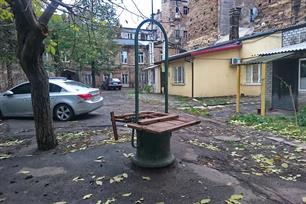 Колодец во дворе дома №38. В других дворах также можно найти похожие Колодец во дворе дома №38. В других дворах также можно найти похожие