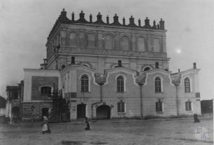 На этой фотографии видно, как изменилась пристройка с женской галереей На этой фотографии видно, как изменилась пристройка с женской галереей