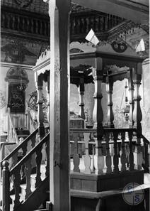 Бима синагоги в Берездовцах, 1939. На заднем плане виден арон-кодеш Бима синагоги в Берездовцах, 1939. На заднем плане виден арон-кодеш