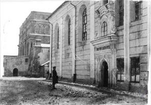 На переднем плане - Новая синагога На переднем плане - Новая синагога