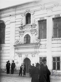 Евреи у входа в Новую синагогу, 1910 год Евреи у входа в Новую синагогу, 1910 год