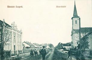 Та же улица, вид от синагоги (она слева) Та же улица, вид от синагоги (она слева)