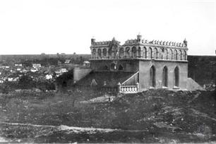 1920-е, фото Альтера Кацизне. Видно, что пристройка закрыла часть окон. 1920-е, фото Альтера Кацизне. Видно, что пристройка закрыла часть окон.