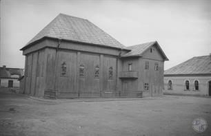 На фото 1938 года видны оконные решетки со звездами Давида. Здание справа, вероятно, тоже относилось к комплексу синагоги На фото 1938 года видны оконные решетки со звездами Давида. Здание справа, вероятно, тоже относилось к комплексу синагоги